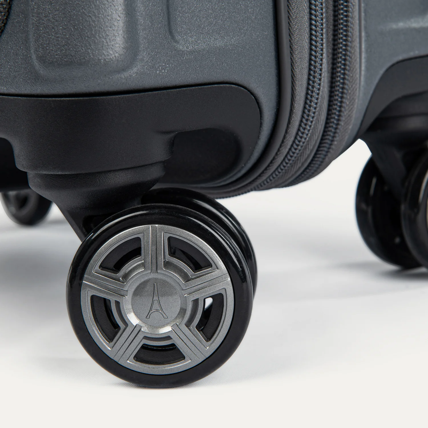 Platinum® Elite Carry-On Business Plus Hardside Spinner - Image 7