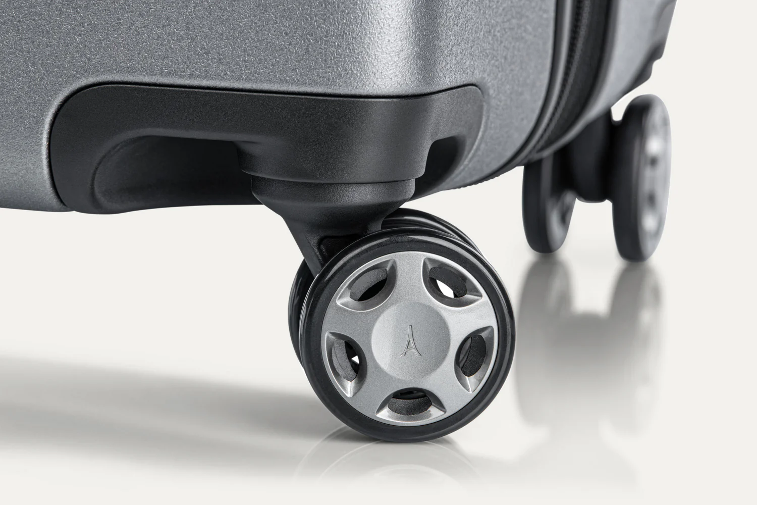TravelproĀ® x Travel + LeisureĀ® Medium Check-In Expandable Spinner - Image 23