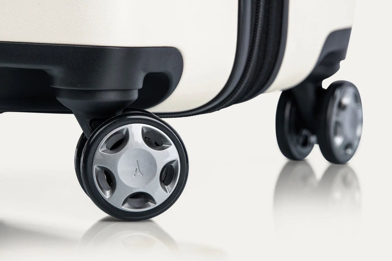 TravelproĀ® x Travel + LeisureĀ® Medium Check-In Expandable Spinner - Image 30