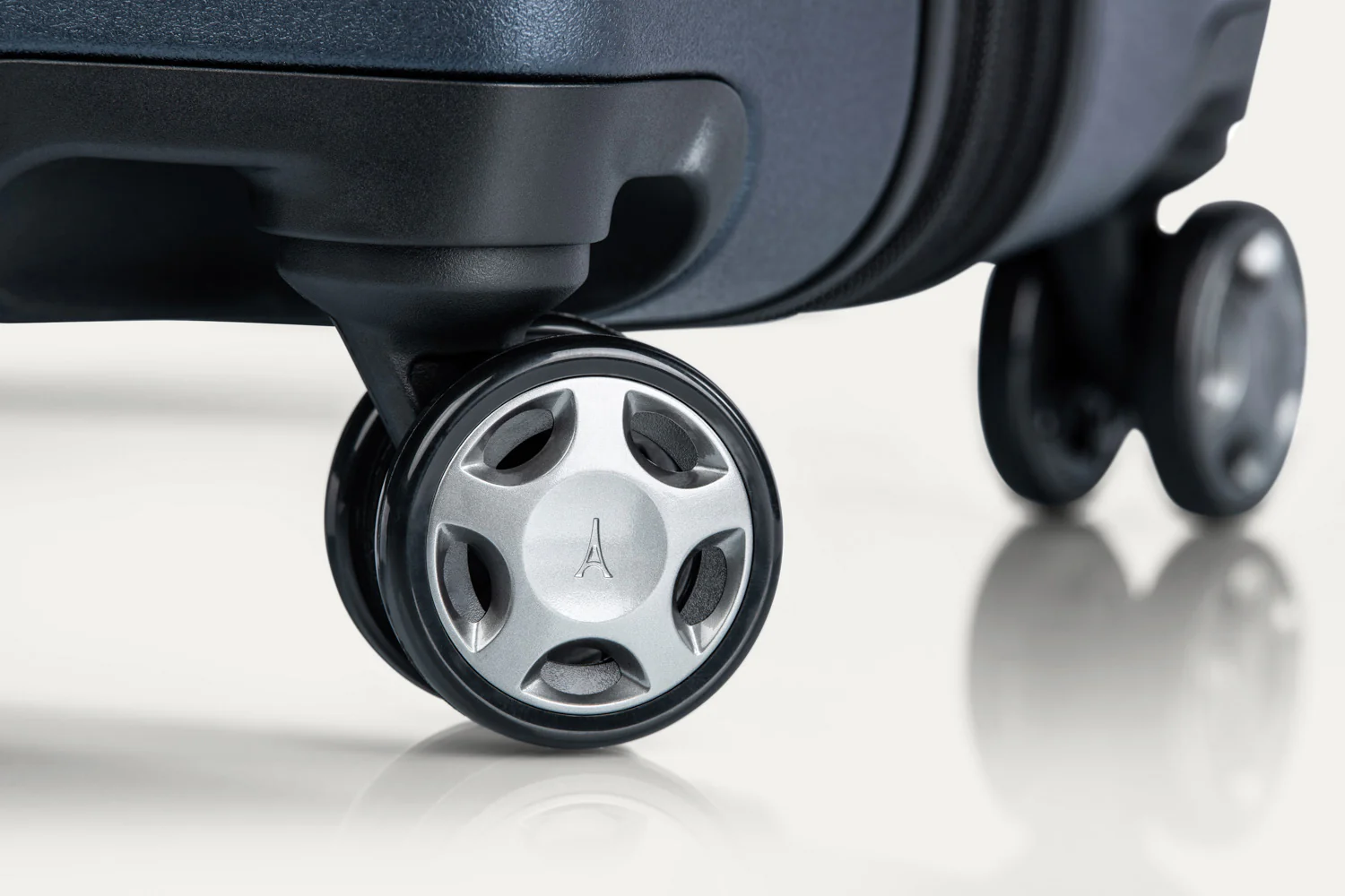 TravelproĀ® x Travel + LeisureĀ® Medium Check-In Expandable Spinner - Image 35